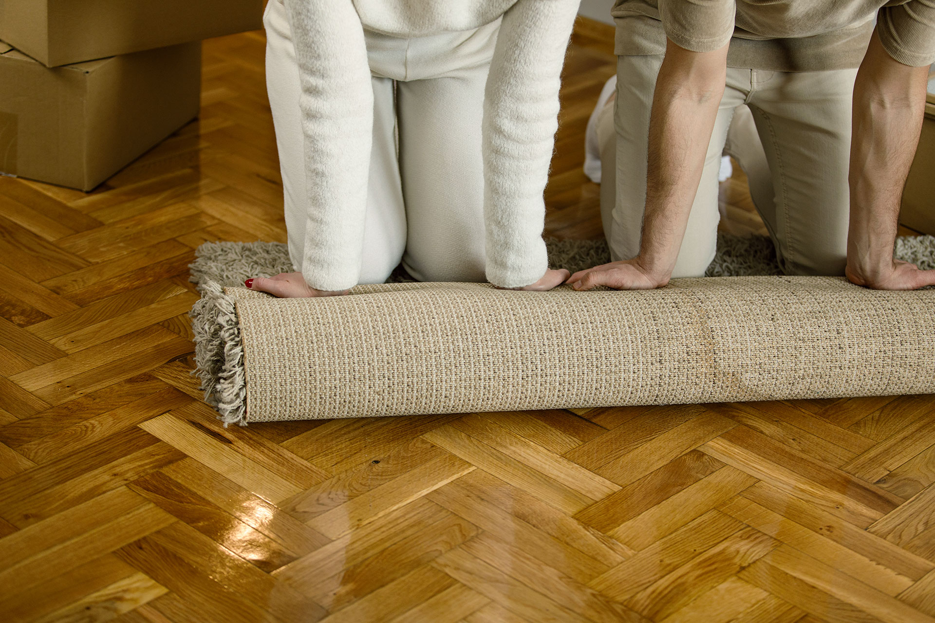 Zwei Personen rollen einen Teppich aus – Auszubildende haben bezahlbaren Wohnraum gefunden!